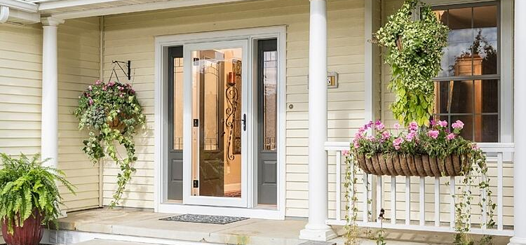 screen door installation in Nuevo